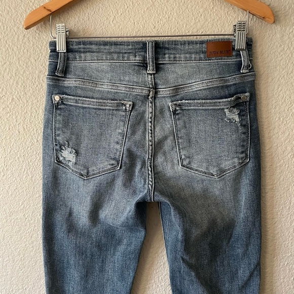 Judy Blue Skinny Fit Capri Cropped Jeans Women’s 26 Blue Distressed Mid Rise EUC - Picture 8 of 12